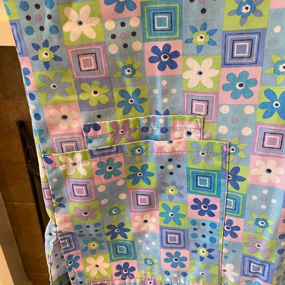 Scrub H.Q. Ladies Sz Small Top Multicolor Circular Flowers - Picture 7 of 7